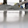 Trabalhador despejando concreto