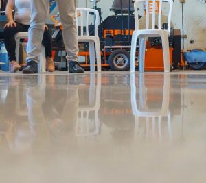 Polimento de piso com a politriz de piso da Finiti